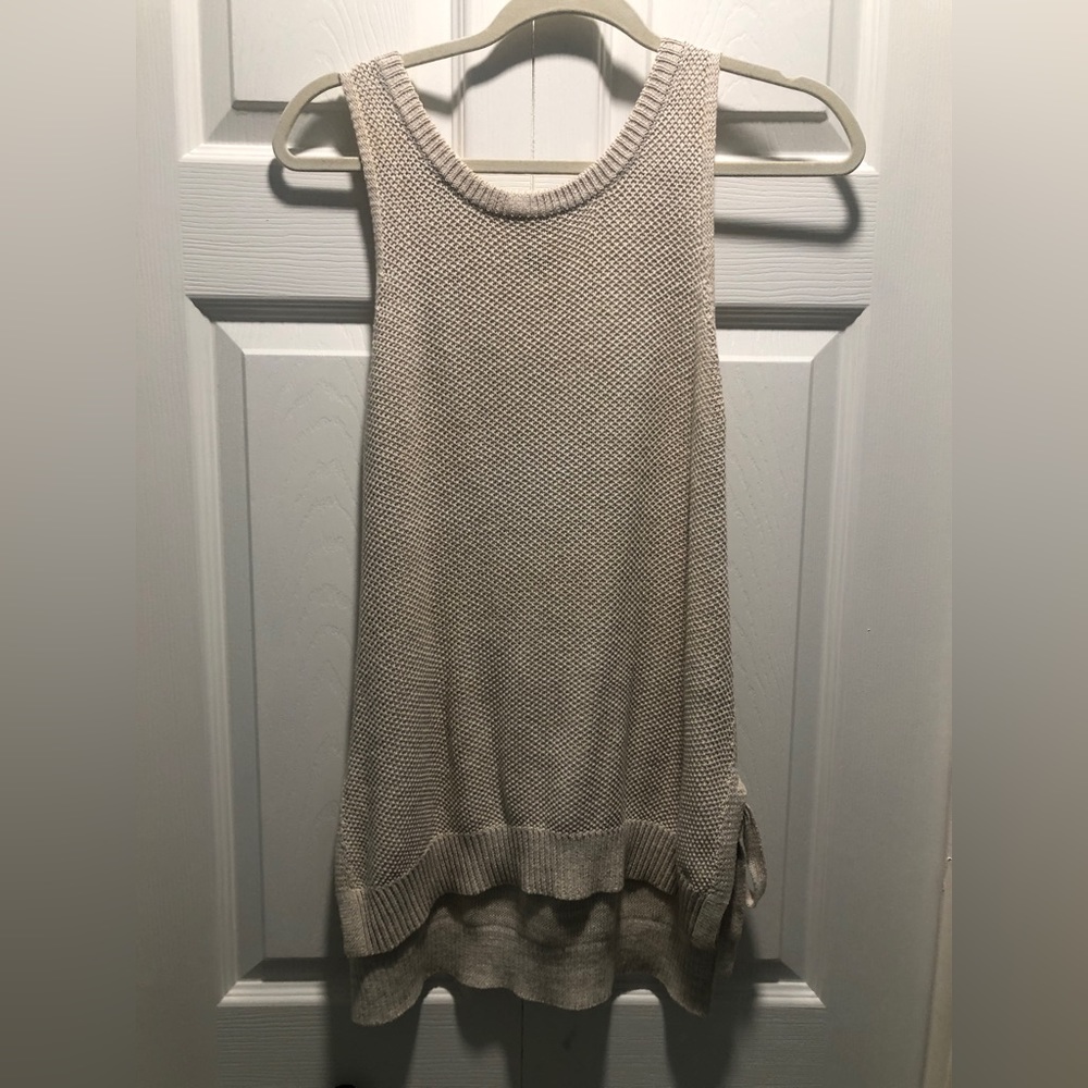 Universal thread, size small, cream color top